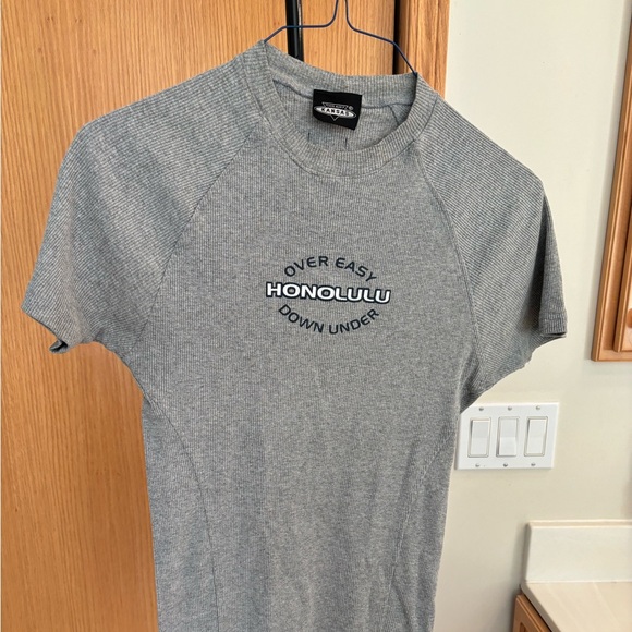 Honolulu Tight T-Shirt - Size Small - Picture 1 of 6